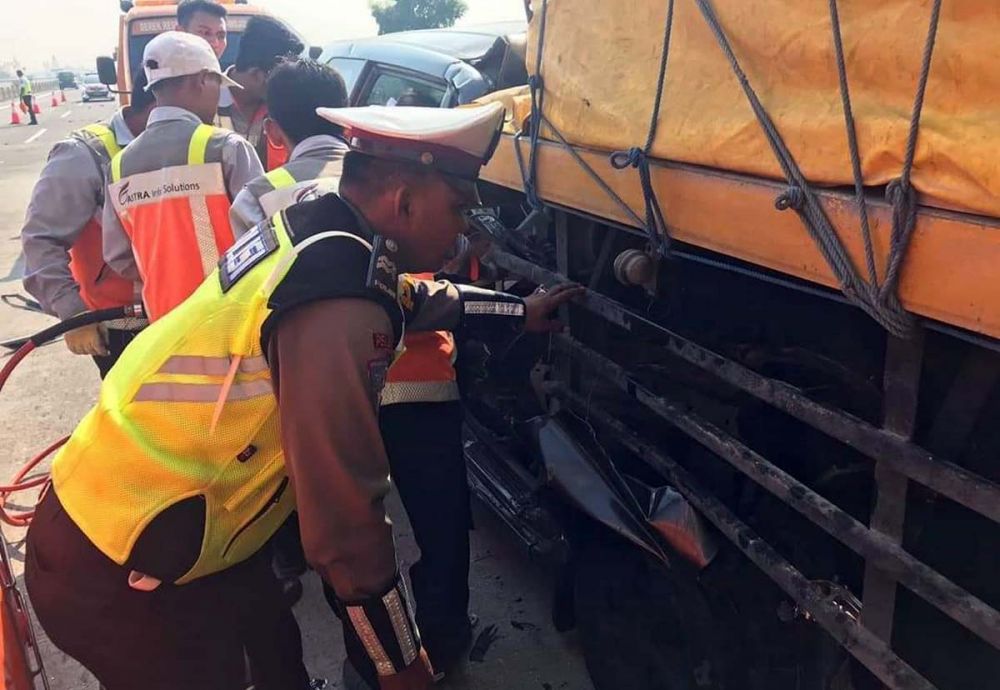 Petugas mengevakuasi pengemudi mobil Xenia yang terjepit kabin karena menabrak truk tronton di Tol Jombang