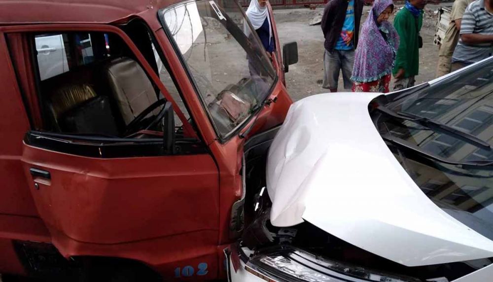 Mobil Mitsubishi Xpander curian saat menabrak angkot di Jalan Semarang, Surabaya (foto: Istimewa)