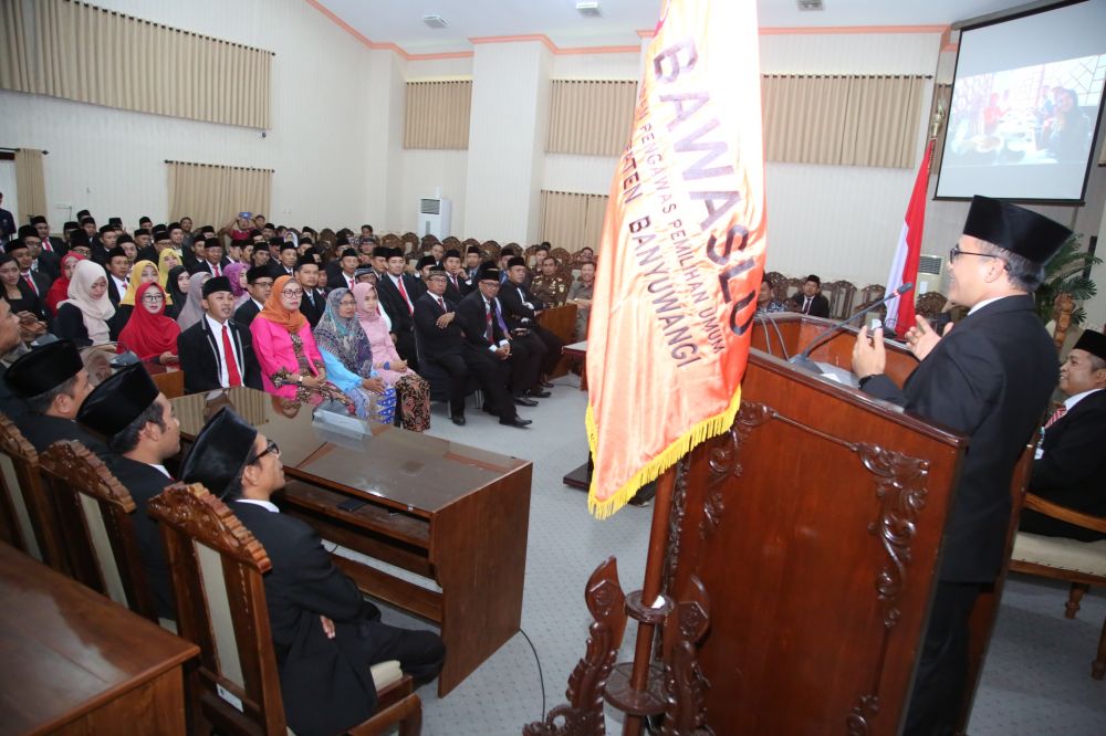 Proses pelantikan 75 anggota Panwascam Banyuwangi terpilih