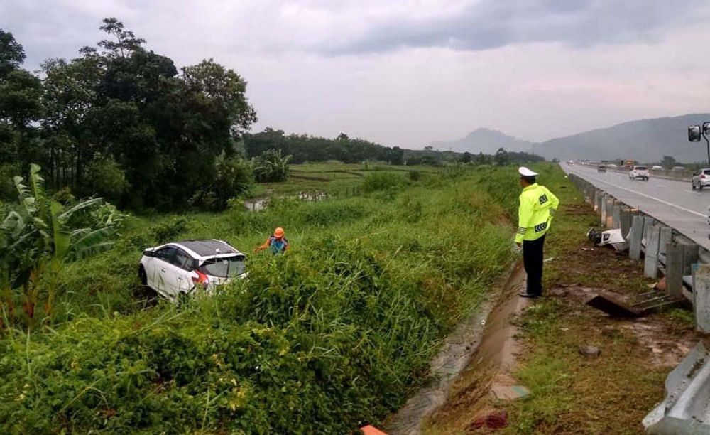 Toyota Yaris tergelincir di Tol Pandaan-Malang