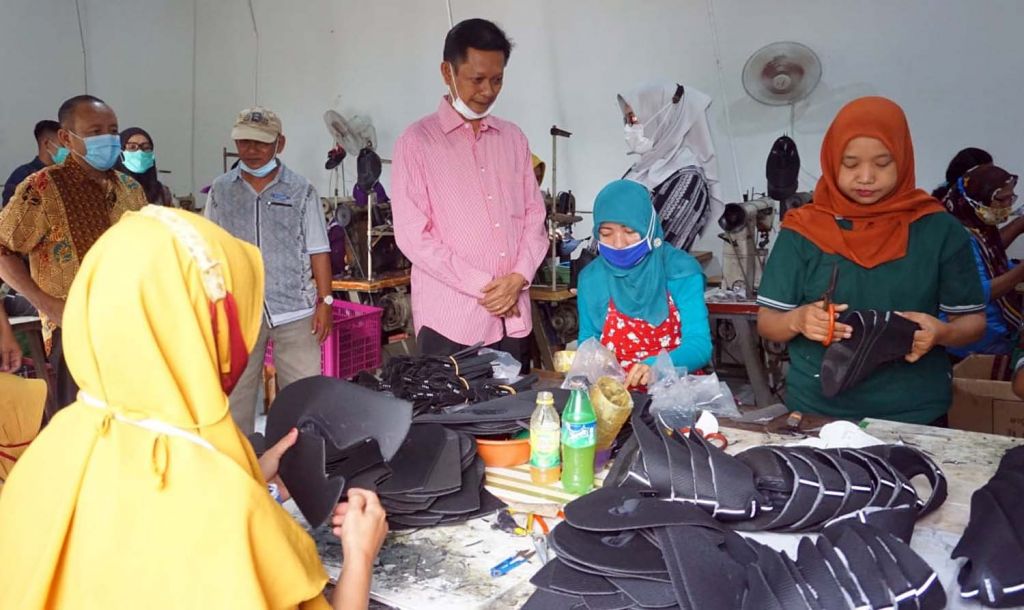 Calon Bupati Mojokerto Yoko Priyono saat berkunjung ke pabrik sepatu PT Esa Kalen Jaya