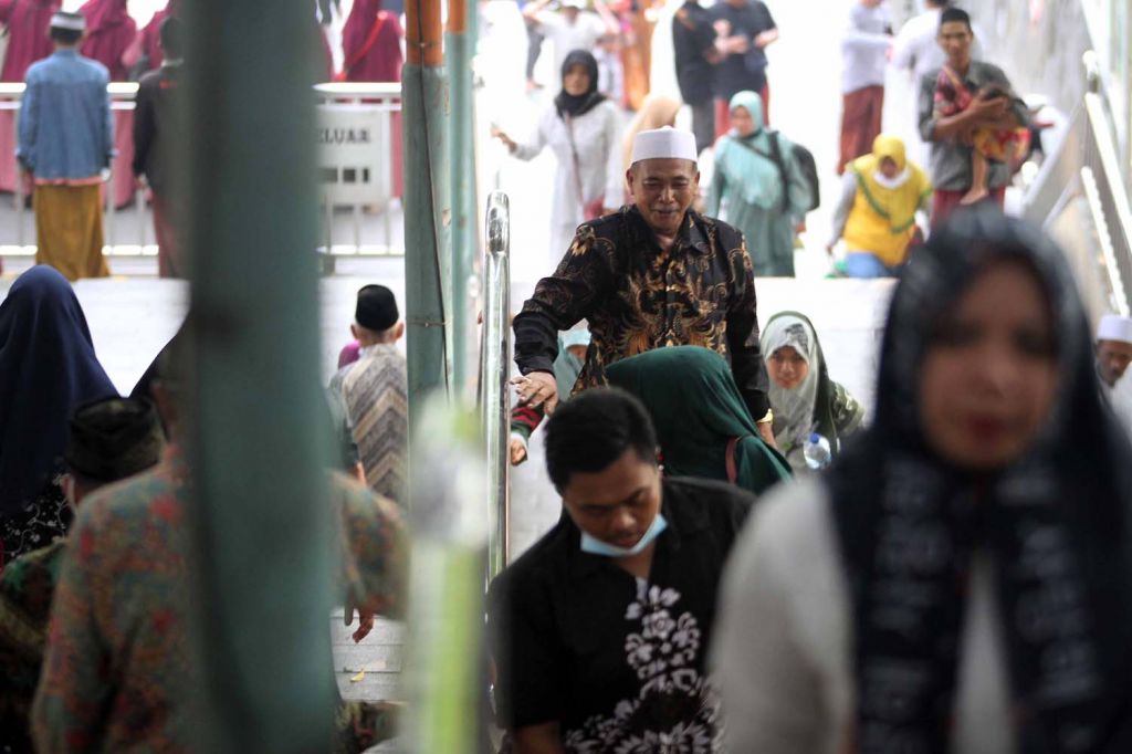 Geliat peziarah di Makam Sunan Giri Gresik