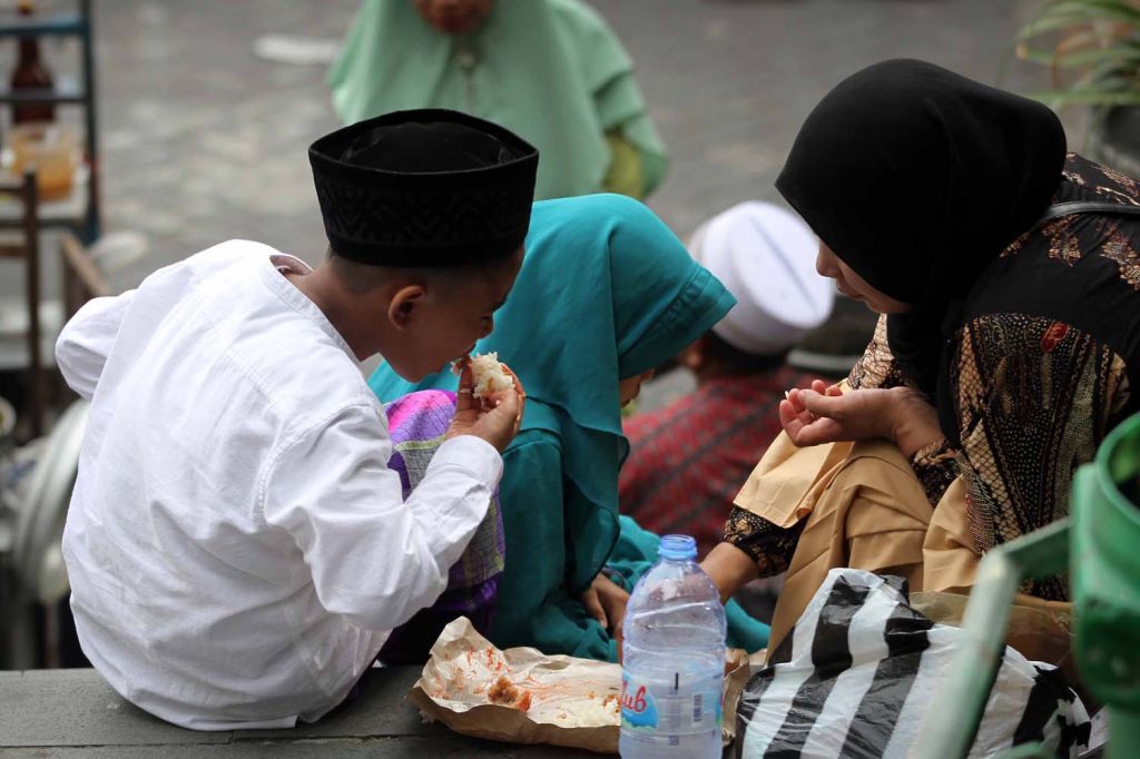 Geliat peziarah di Makam Sunan Giri Gresik