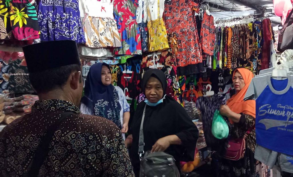 Geliat peziarah di Makam Sunan Giri Gresik