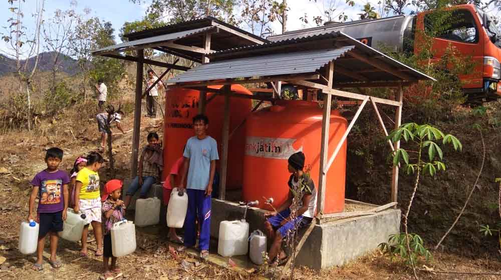 Droping air bersih di salah satu desa di Ponorogo