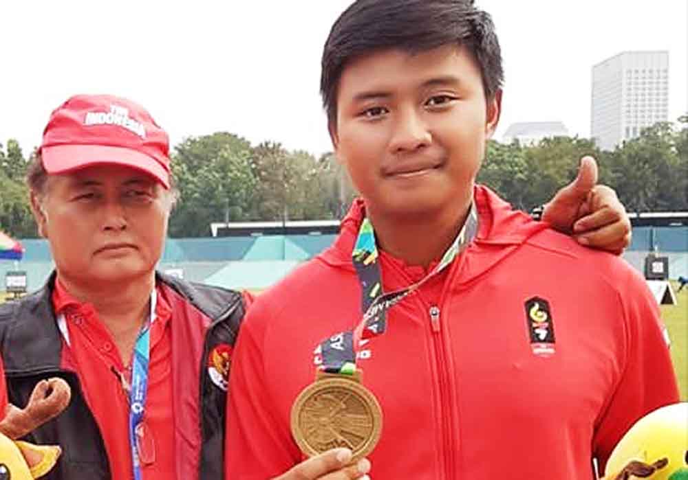 Riau Ega Agata Salsabilla saat memperoleh medali pada cabang olah raga panahan