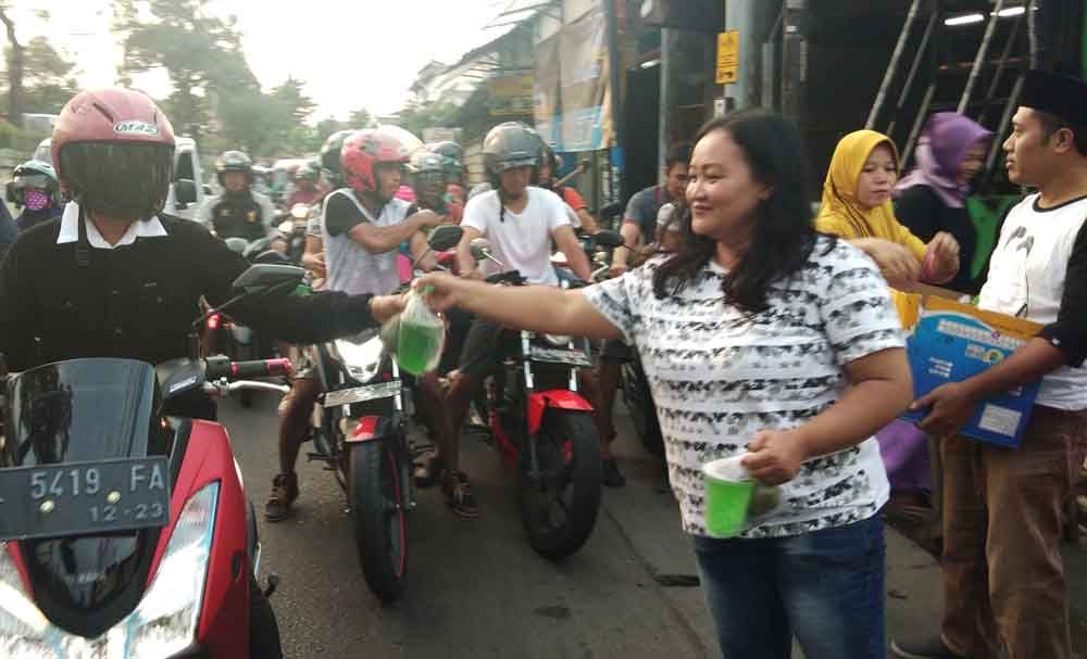 Pembagian takjil gratis kepada pengendara di Surabaya
