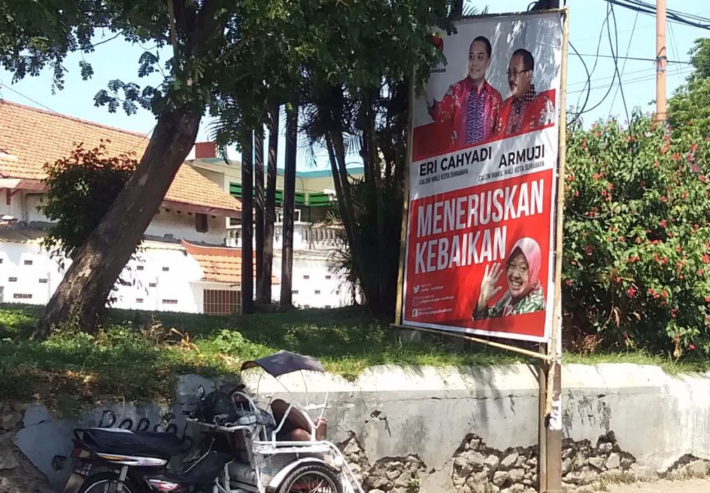 Baliho liar Paslon Erji terpasang di salah satu ruang terbuka hijau di Banyuurip, Surabaya
