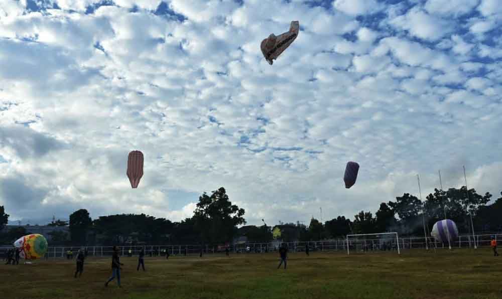 Balon udara yang diterbangkan pada festival di Trenggalek