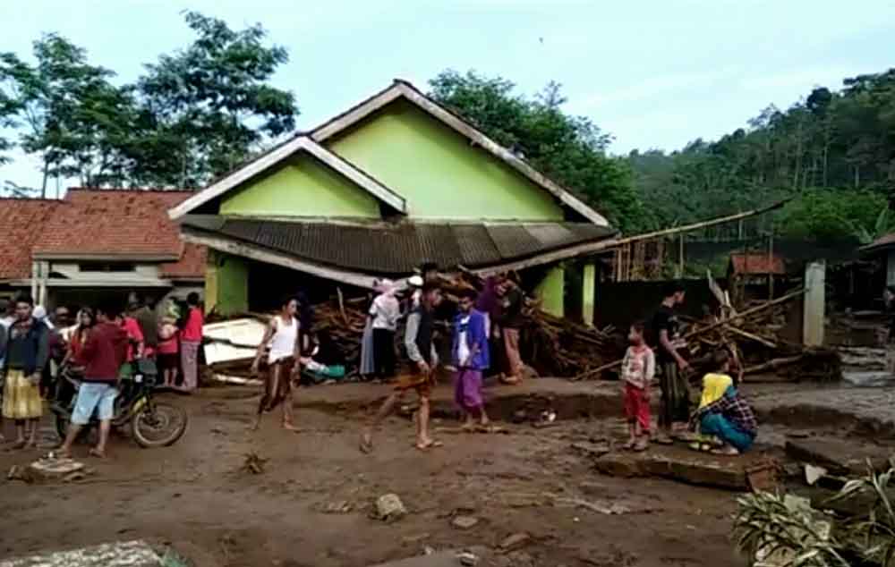 Kerusakan yang diakibatkan banjir bandang di Probolinggo