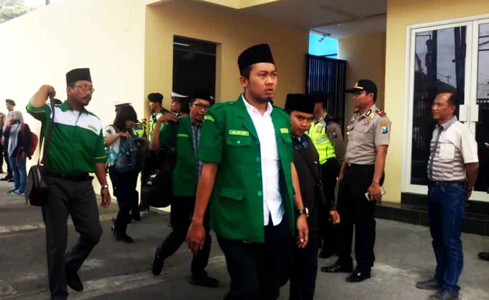 Rombongan Ansor dan Banser mendatangi Mapolrestabes Surabaya