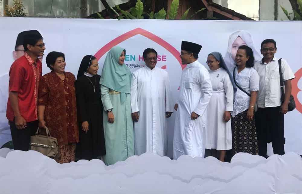Bupati Banyuwangi, Abdullah Azwar Anas bersama masyarakat dan tokoh agama saat open house