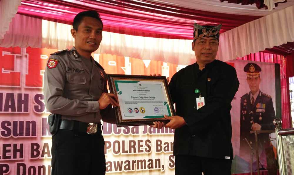  Bhabinkamtibmas Sempu Brigadir Oki saat menerima penghargaan dari Kedinkes Banyuwangi, dr Rio