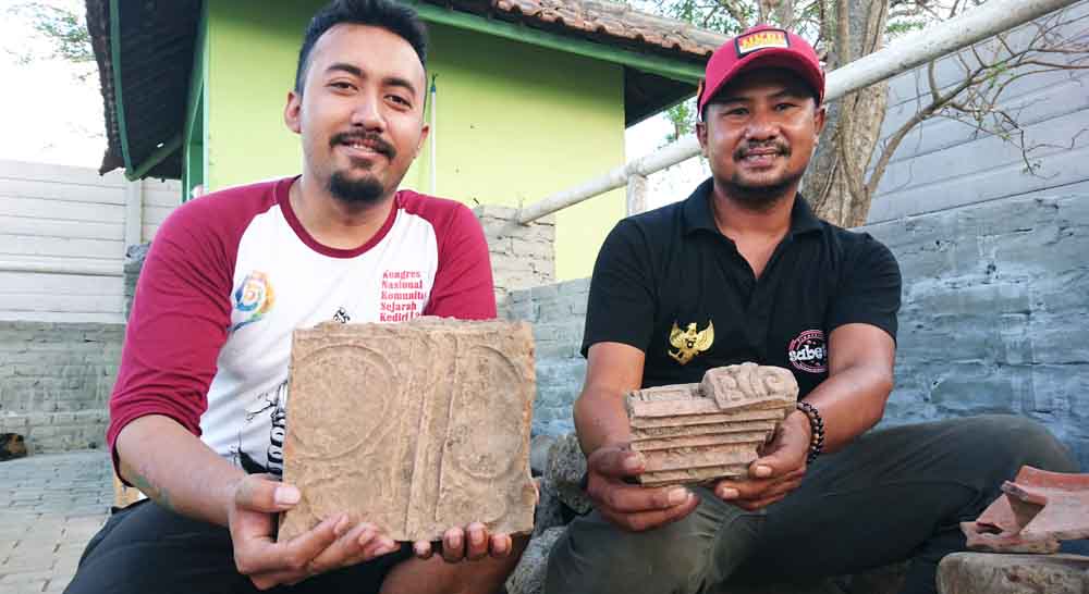 Muhammad Erwin Rizaldi (kiri) saat menunjukkan batu bata kuno yang memiliki relief
