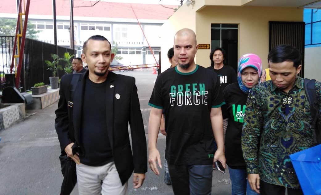 Ahmad Dhani dan kuasa hukumnya Aziz Fauzi saat mendatangi Polrestabes Surabaya, Jumat (30/11/2018)