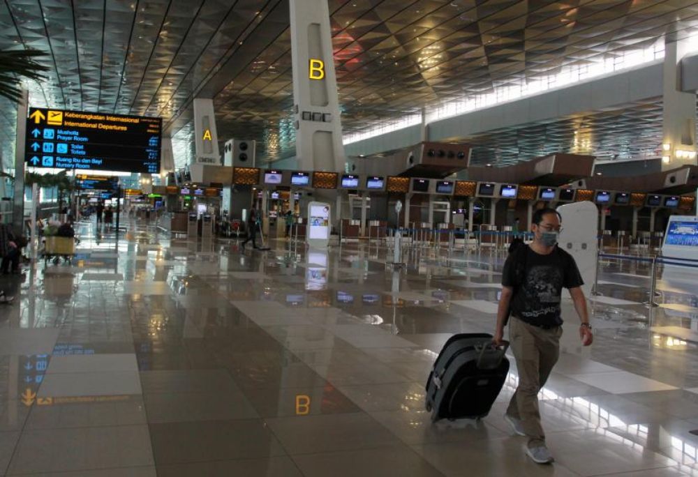 Calon penumpang WNA melintas di area keberangkatan Internasional Terminal 3 Bandara Soekarno Hatta, Tangerang, Banten, Rabu (1/4/2020) (Foto: ANTARA/Muhammad Iqbal)