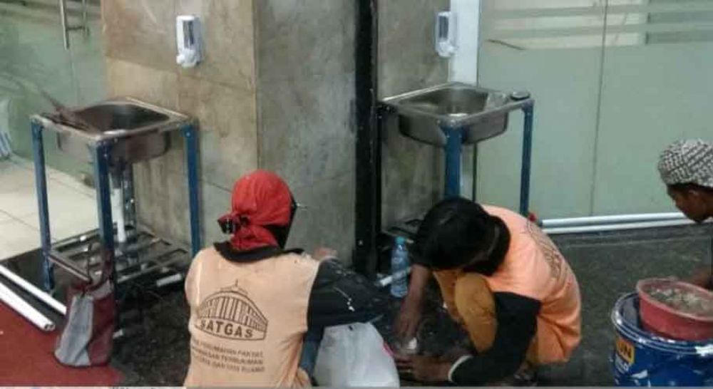 Pemasangan wastafel portable di tempat publik di Surabaya