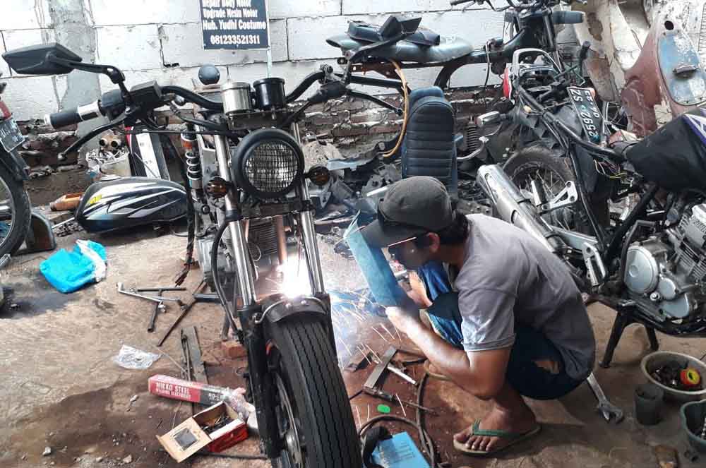 Bengkel Custom di Surabaya ini Ubah Motor Biasa Jadi Berkelas