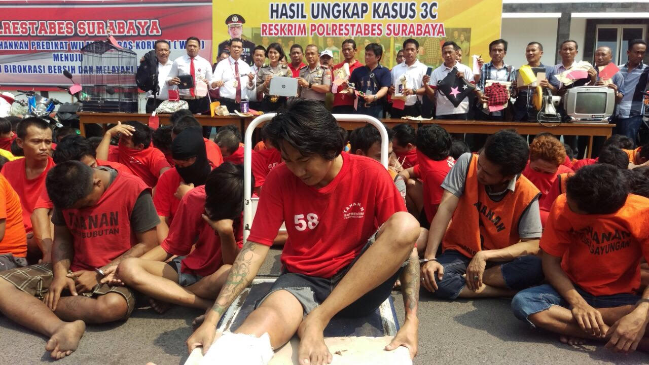 102 bandit dan barang bukti kejahatan dibeber di Mapolrestabes Surabaya