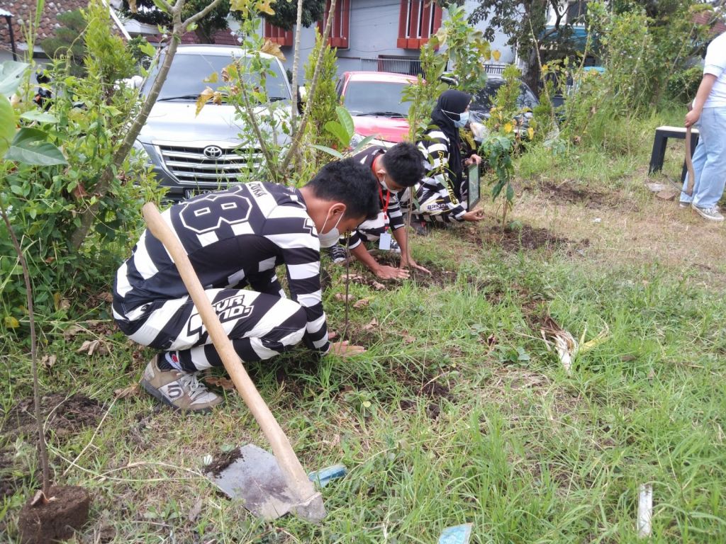 Komunitas Sepeda Down Hill melakukan penanaman bibit bersama ATF.