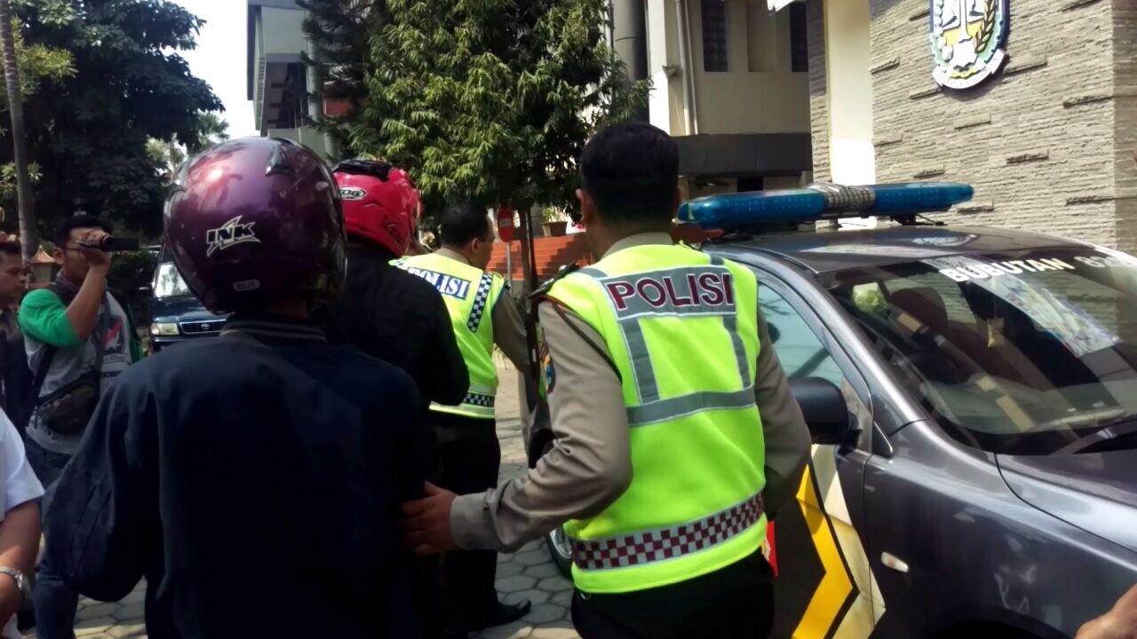 Dua debt collector saat diamankan dan dibawa ke Mapolsek Bubutan/Foto: Narendra Bakrie 