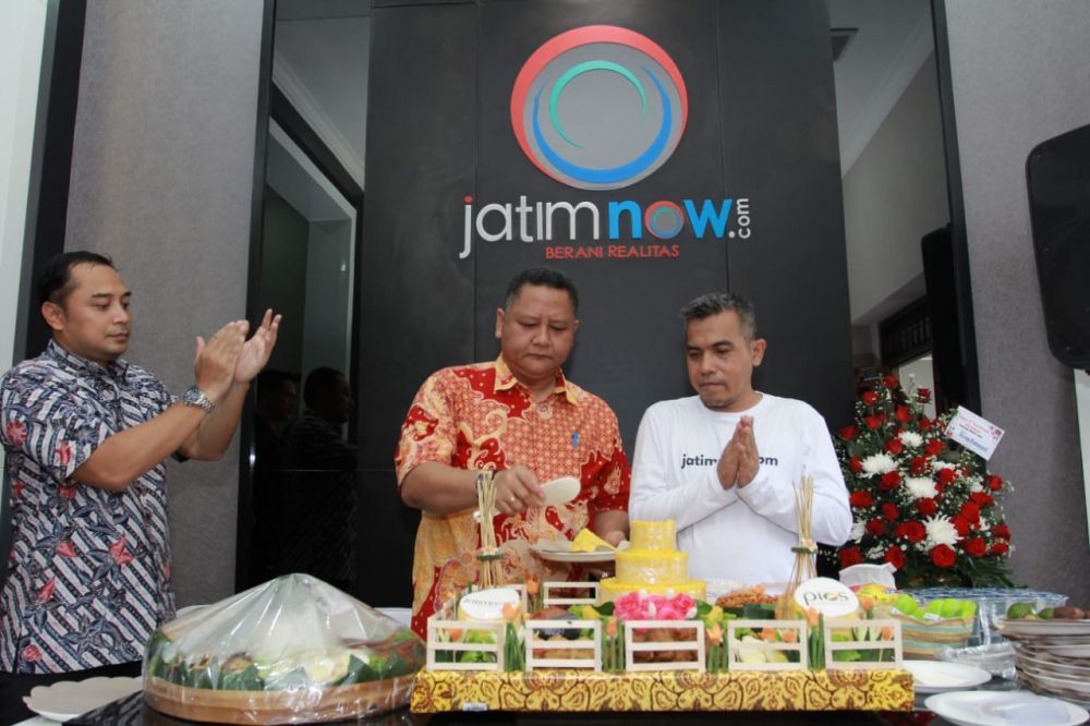 Eri Cahyadi (tepuk tangan) dan Whisnu Sakti Buana