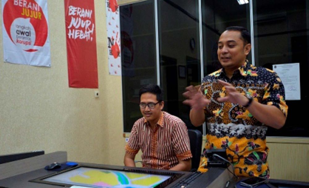 Kepala Bappeko Surabaya, Eri Cahyadi (berdiri)