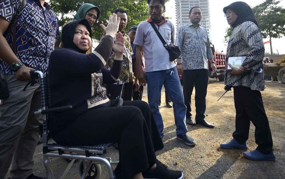 Kepala Dinas PU Bina Marga dan Pematusan, Erna Purnawati (bawa HT) dampingi Wali Kota Surabaya Tri Rismaharini