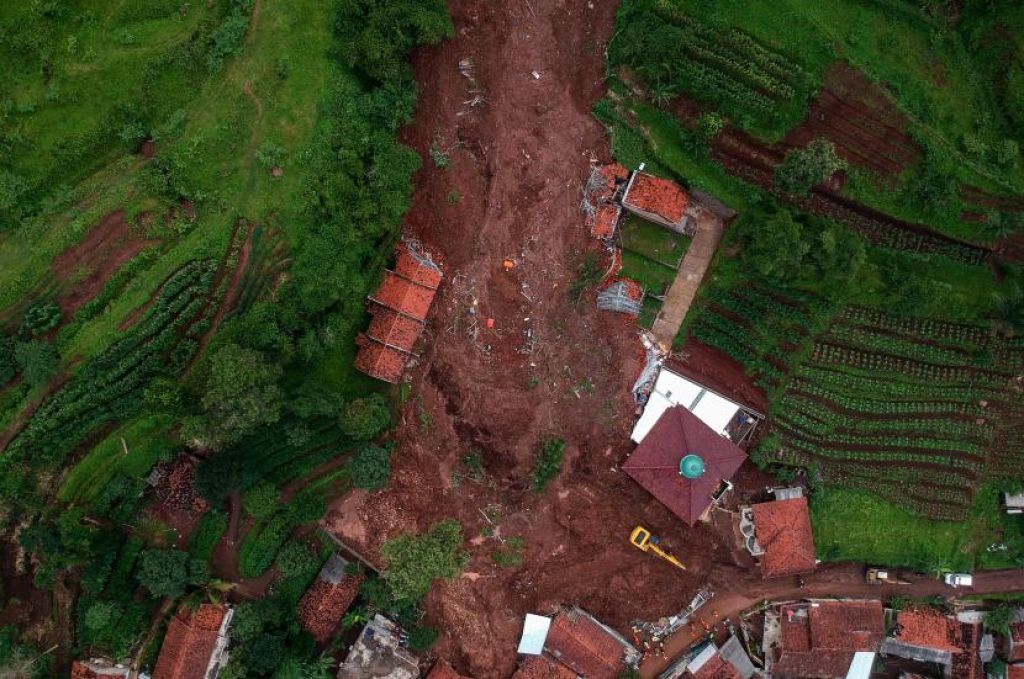 Foto udara bencana tanah longsor di Cimanggung, Sumedang, Jawa Barat, Selasa (12/1/2021) (Foto: ANTARA/Raisan Al Farisi via Republika)