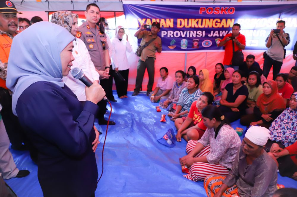 Wali Kota Risma saat memberikan hewan kurban kepada pengurus PCNU Surabaya/Foto: istimewa