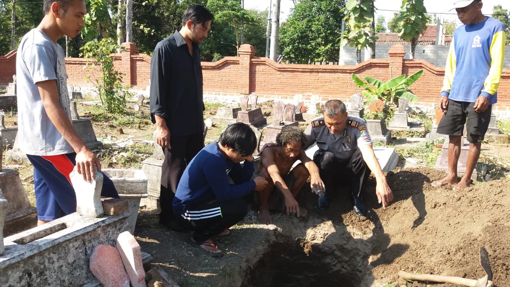 Sering Didatangi Di Mimpi Mbah Mulyono Nekat Bongkar Kuburan Ibunya