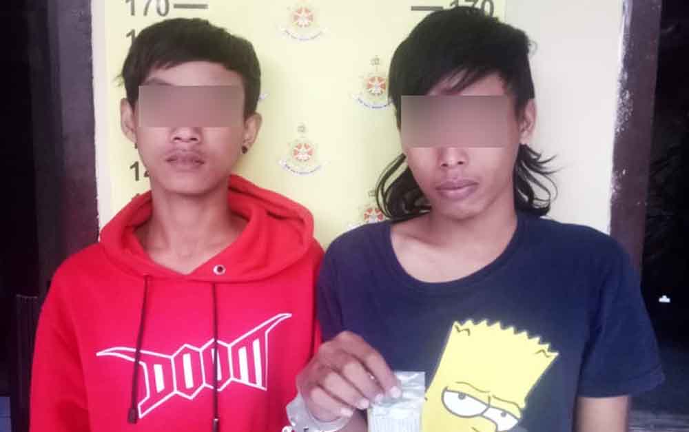 Dua tersangka saat berada di Mapolsek Wonocolo Surabaya