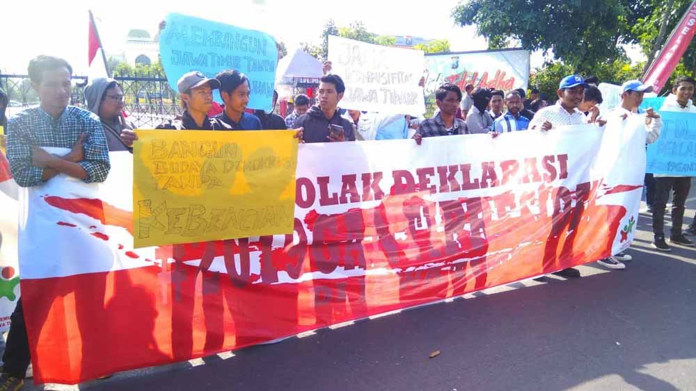  Salah satu elemen masyarakat di Jawa Timur yang melakukan aksi penolakan Deklarasi #2019GantiPresiden di Surabaya