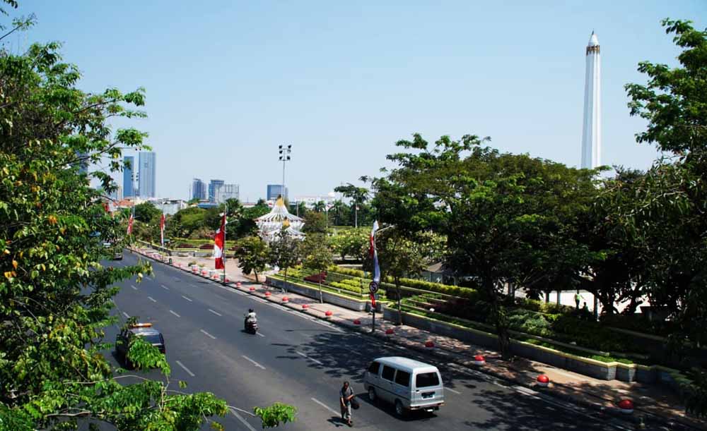 Arus lalu lintas di Jalan Pahlawan Surabaya