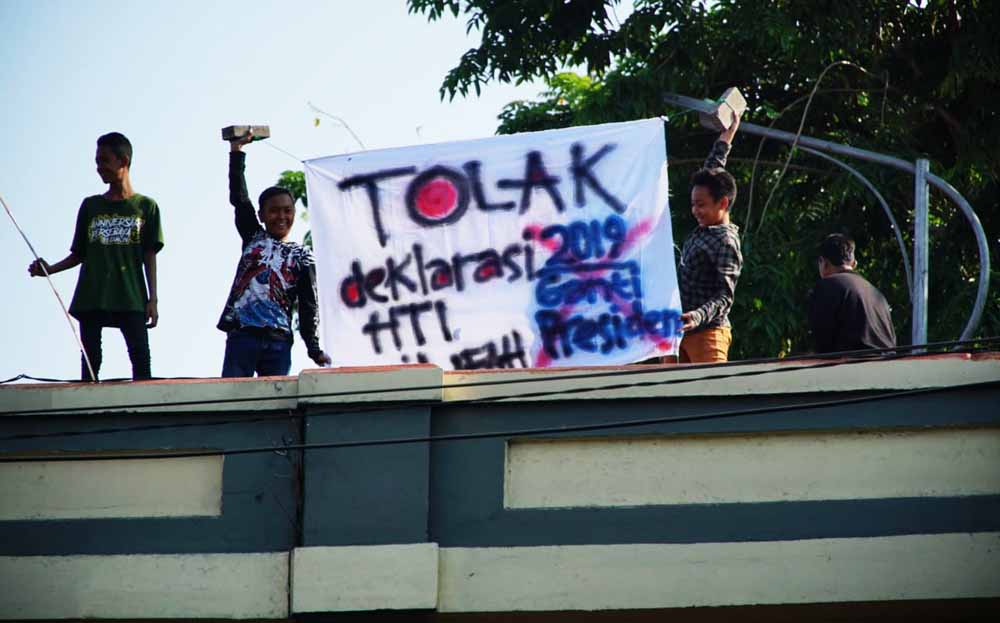 Anak-anak yang membentangkan spanduk penolakan #2019GantiPresiden