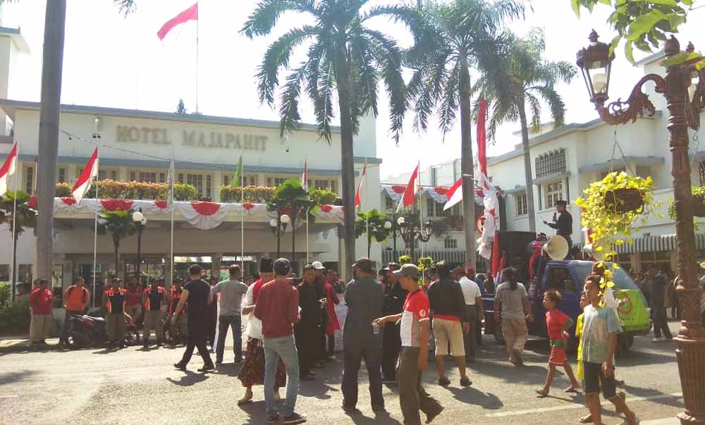 Massa penolak deklarasi #2019GantiPresiden di depan Hotel Majapahit Surabaya