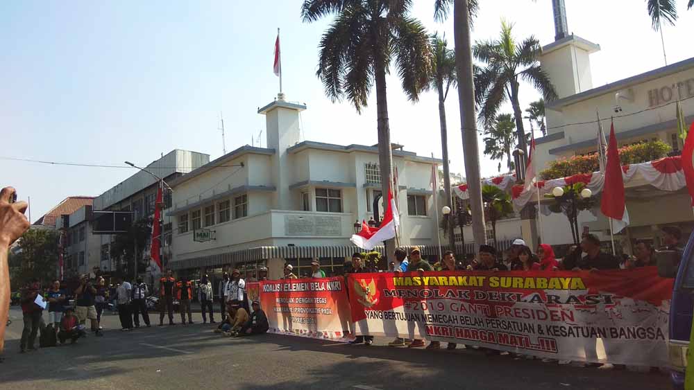 Aksi Tolak Deklarasi #2019GantiPresiden di Depan Hotel Majapahit Surabaya