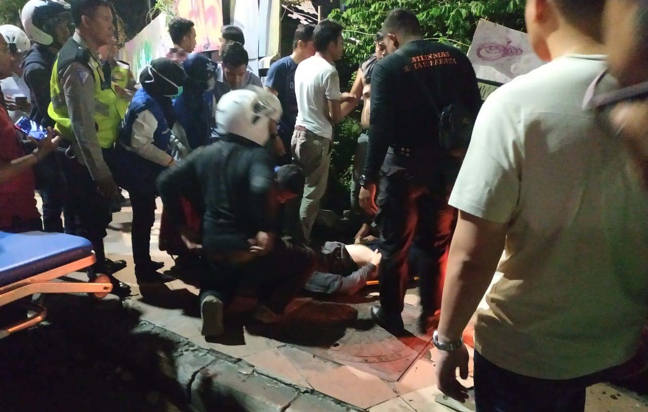 Petugas mengevakuasi salah satu korban kecelakaan.