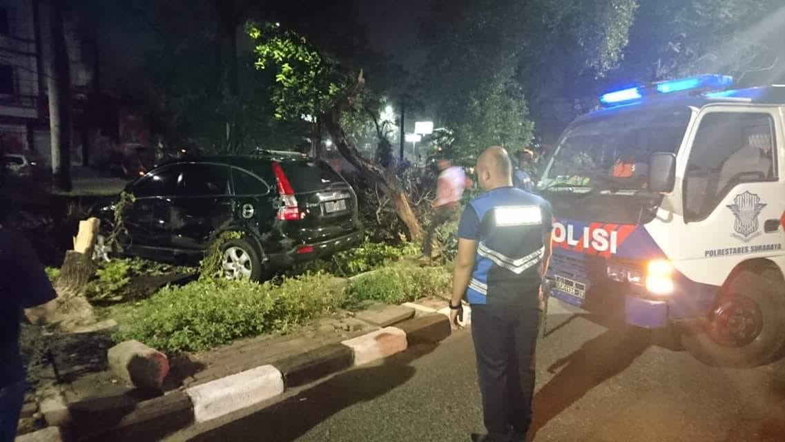 Mobil yang dikemudikan Siska terbalik di Taman Jemursari Surabaya.