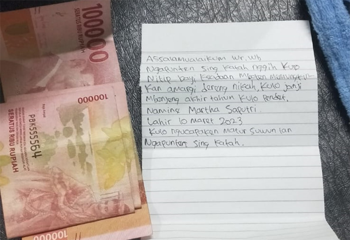 foto: surat dan uang yang ditinggalkan bersama temuan bayi di SIdoarjo. (foto: Polsek Waru for jatimnow.com)