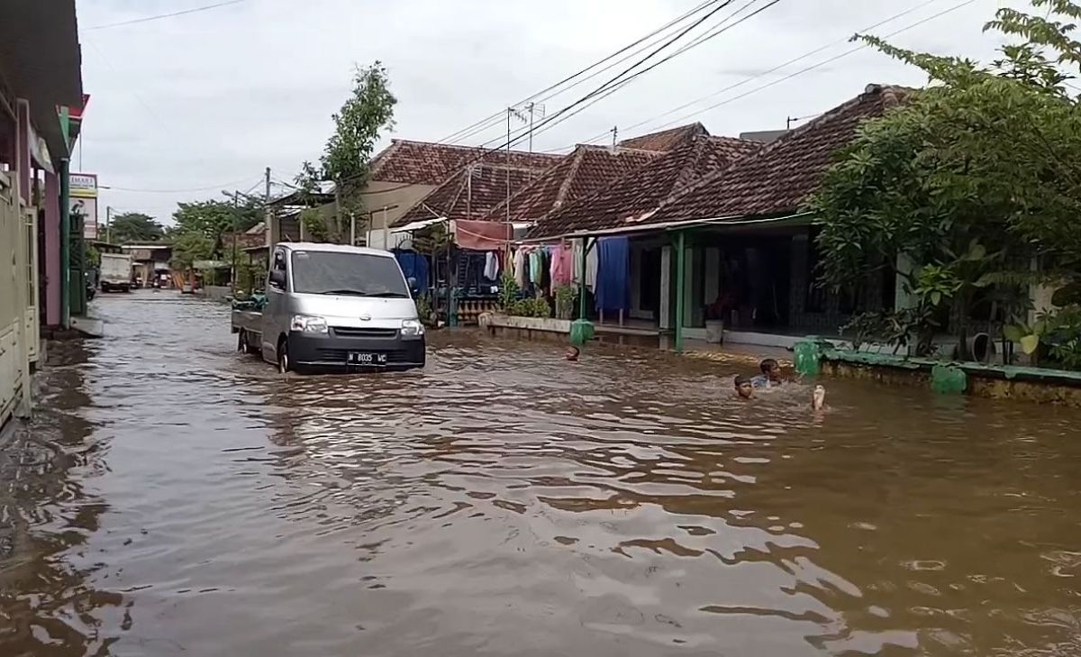 Banjir akibat hujan deras disertai luapan air sungai di Jawa Timur. (Foto: dok jatimnow.com)