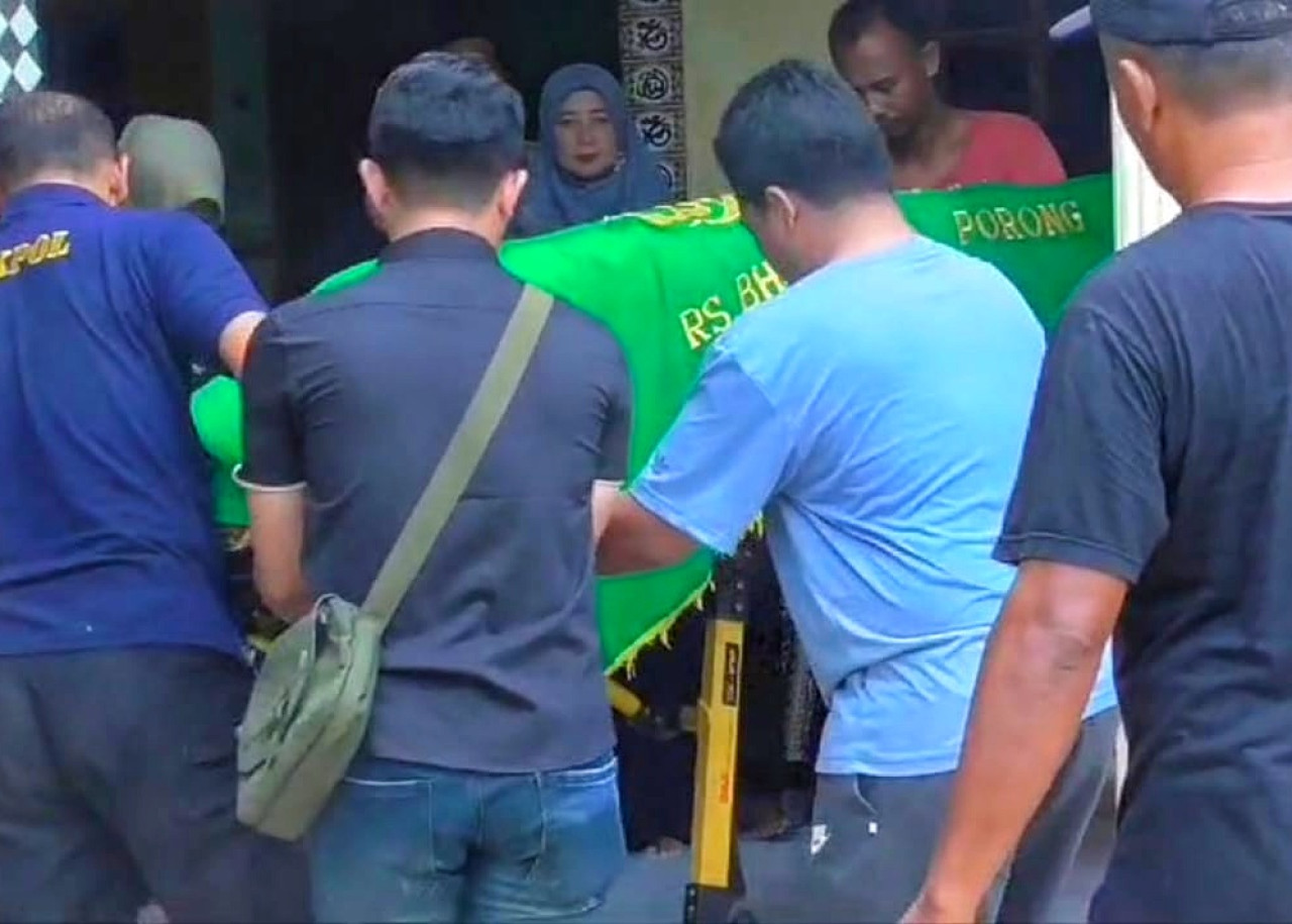 Jenazah korban di evakuasi (foto: Ahadini/jatimnow.com)