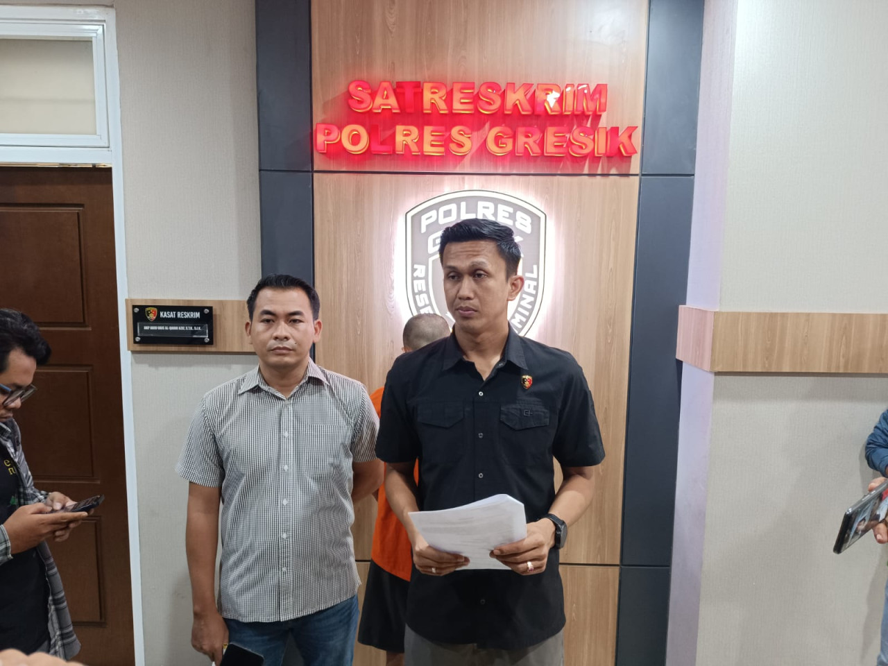 Pelaku diamankan di Polres Gresik (foto: Nidhom for jatimnow.com)