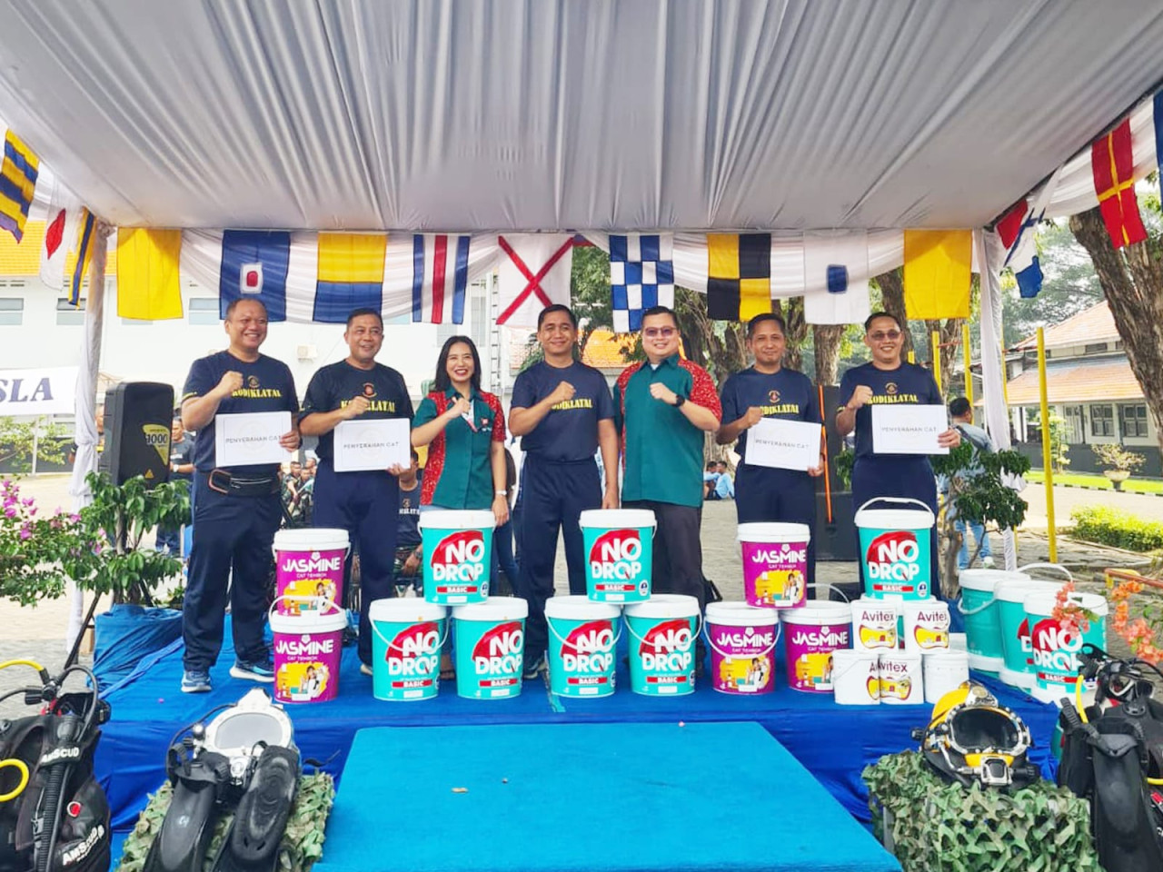 Penyaluran 5000kg cat Avian Brands (foto: Avian for jatimnow.com)