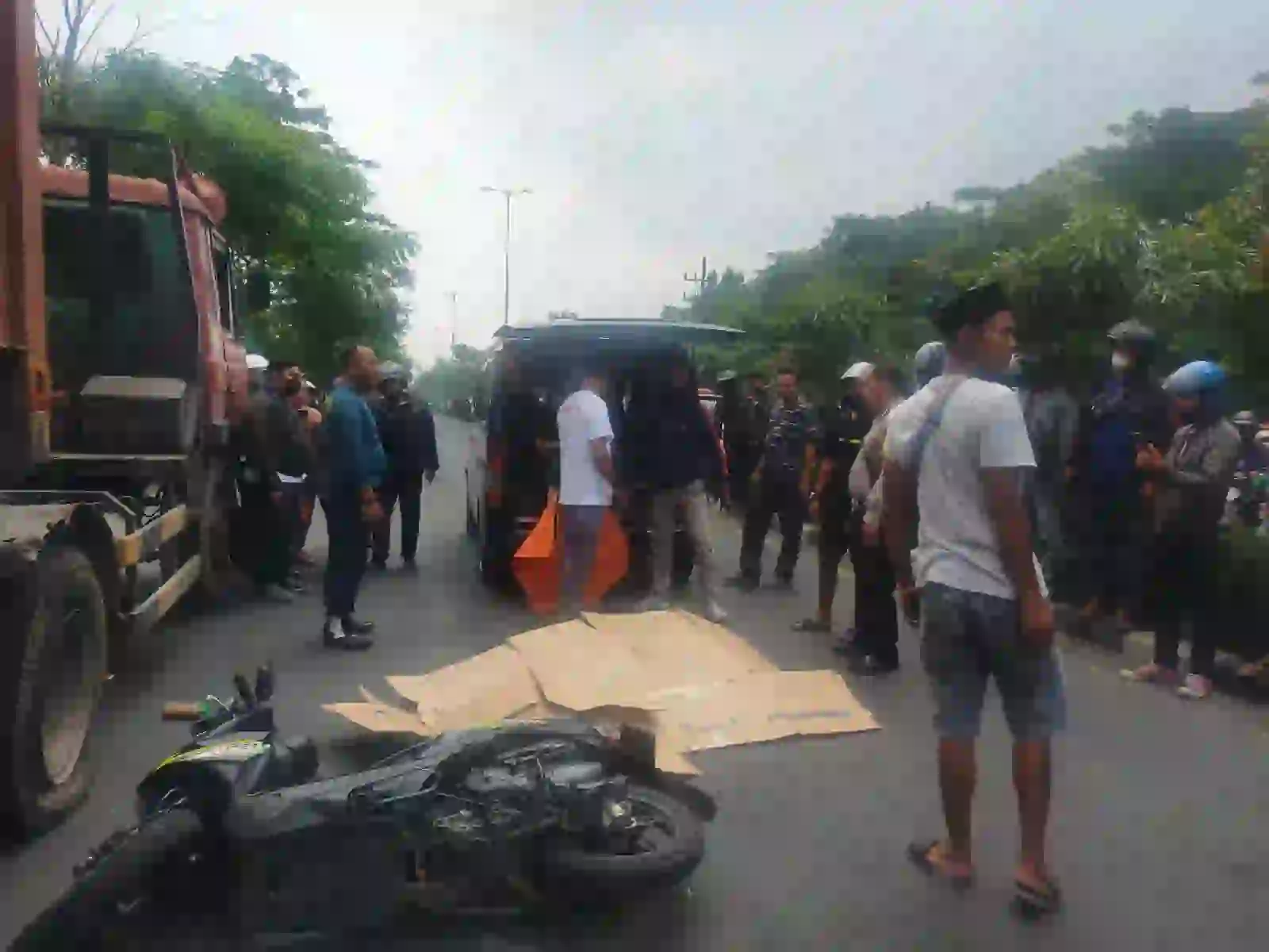 Pria paruh baya tertabrak truk wingbox di Jalan Raya Pasmar 1 Gedangan