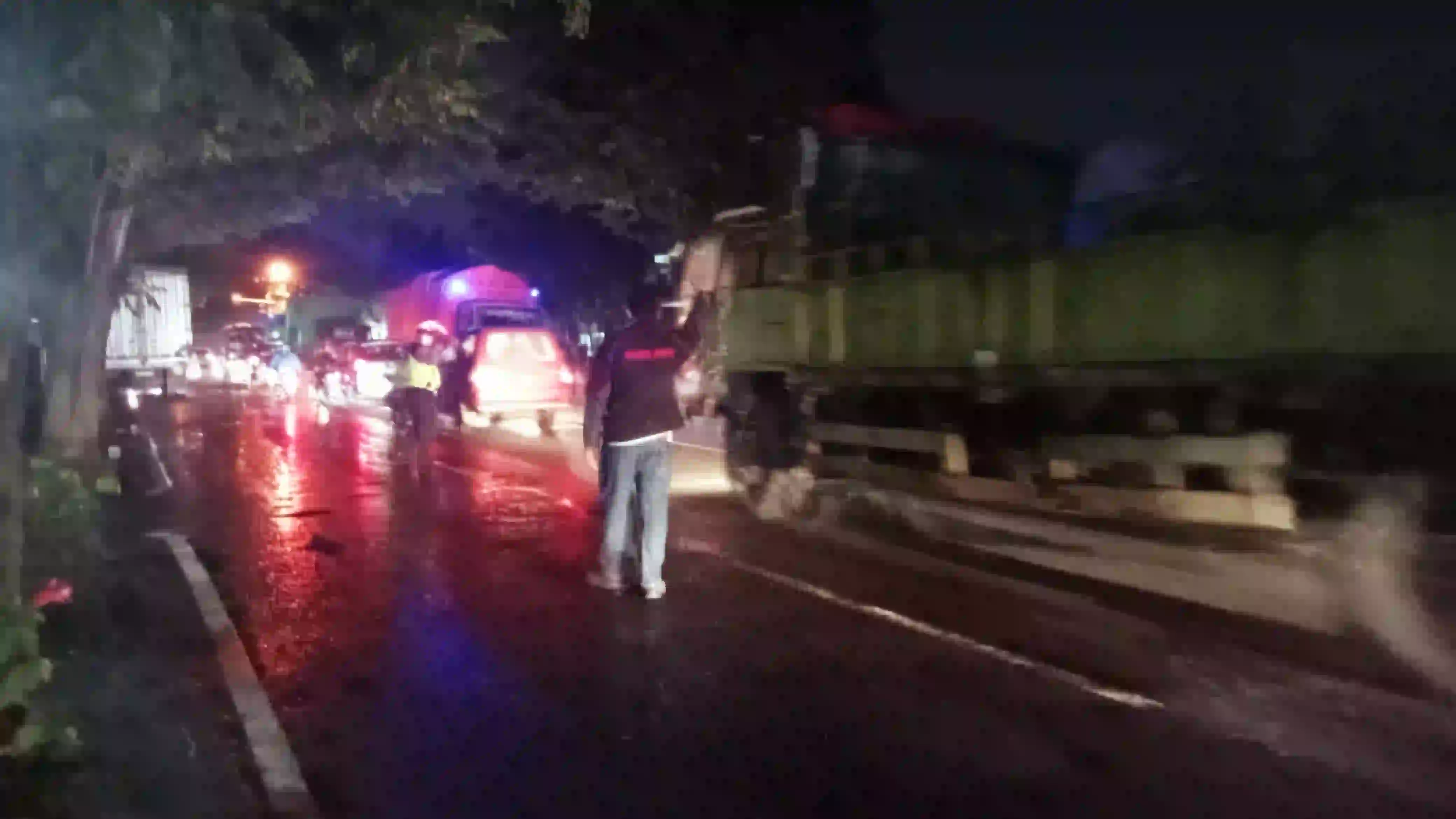 Tangki solar kendaraan wing boks jatuh, solar yang berceceran