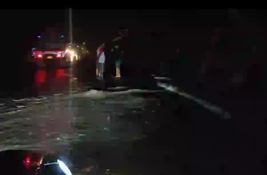 penyebab antrean kendaraan di Jalan Pantura, Pasir Putih, Kabupaten Situbondo