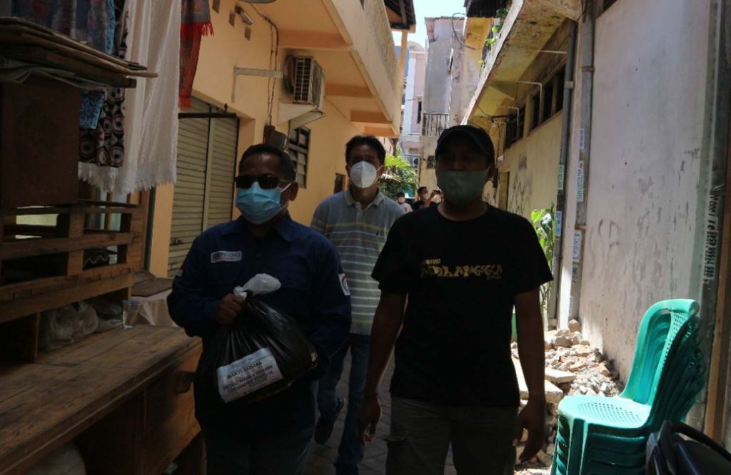 Media online jatimnow.com berbagi untuk warga isoman di RW 2, Kelurahan Airlangga, Kecamatan Gubeng, Kota Surabaya