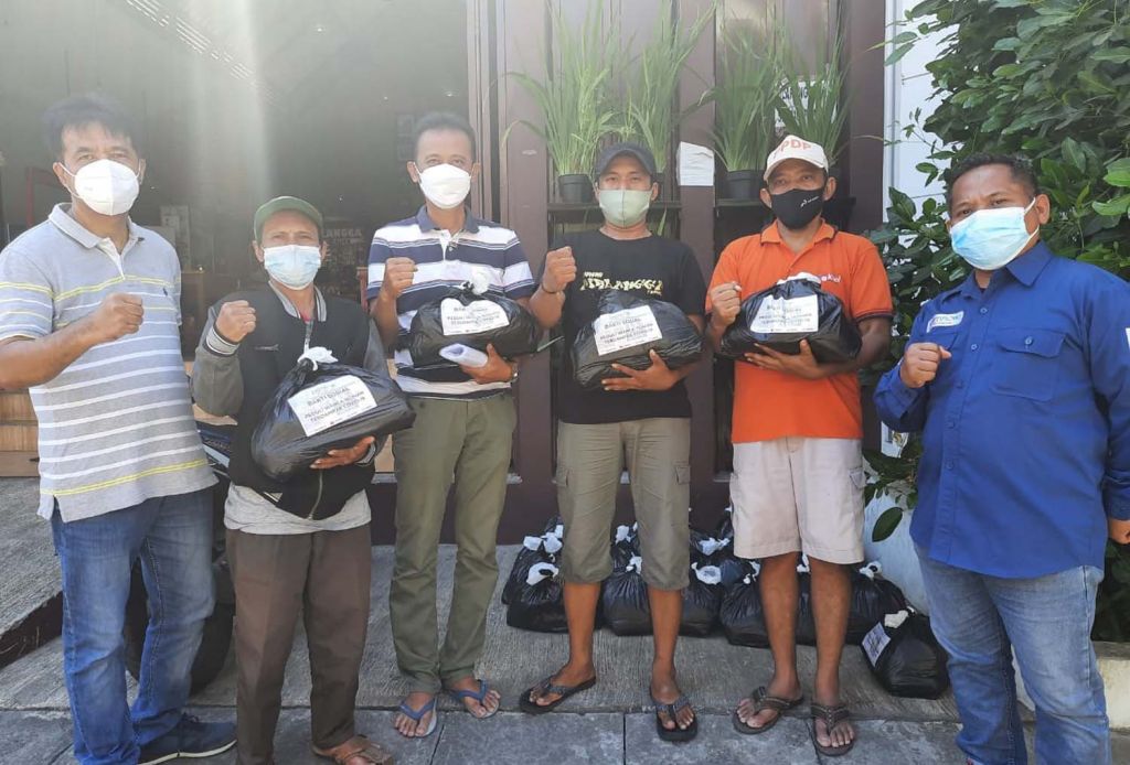 Media online jatimnow.com berbagi untuk warga isoman di RW 2, Kelurahan Airlangga, Kecamatan Gubeng, Kota Surabaya