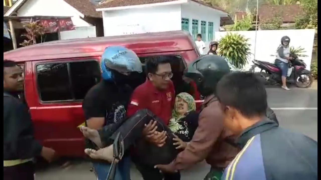 Polisi dan TNI bersama warga kompak menolong korban Lilik yang terluka